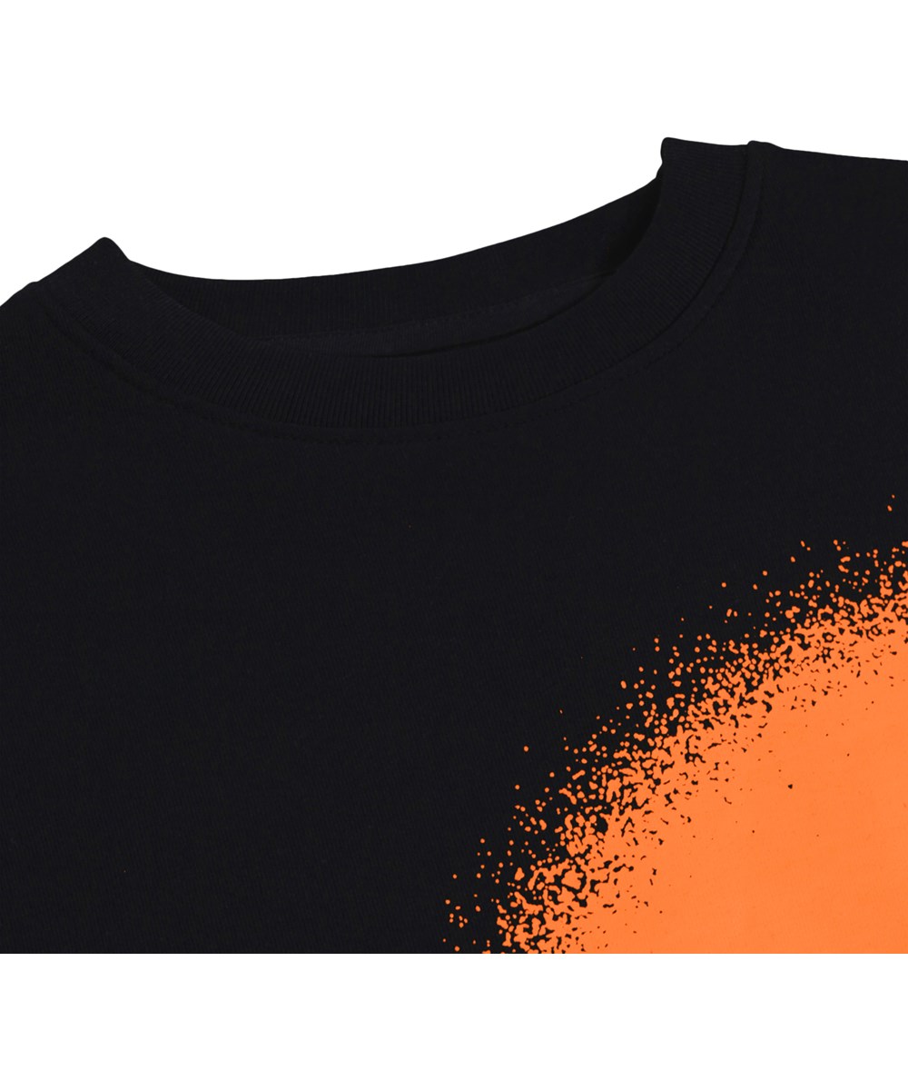 Mar - Black - Zwarte kindersweater met een print gemaakt van biologisch katoen met een borduursel