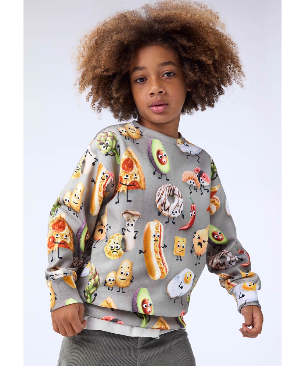 Mattis - Moody Foods - Grijze kindersweater gemaakt van zacht biologisch katoen met print van voedsel met gezichten.