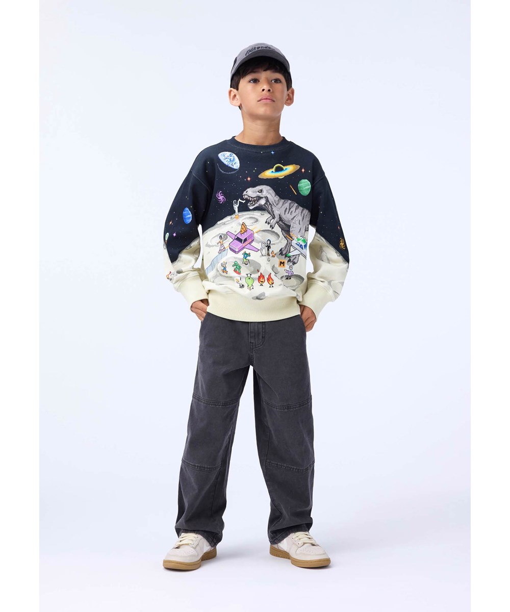 Mattis - Pixel Moon - Kleurrijk kindersweater gemaakt van zacht biologisch katoen met een pixelachtige, door de computer geïnspireerde print van de maan.