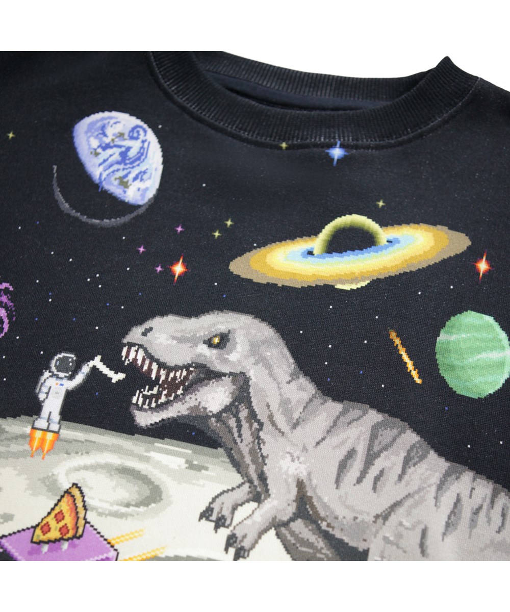 Mattis - Pixel Moon - Kleurrijk kindersweater gemaakt van zacht biologisch katoen met een pixelachtige, door de computer geïnspireerde print van de maan.