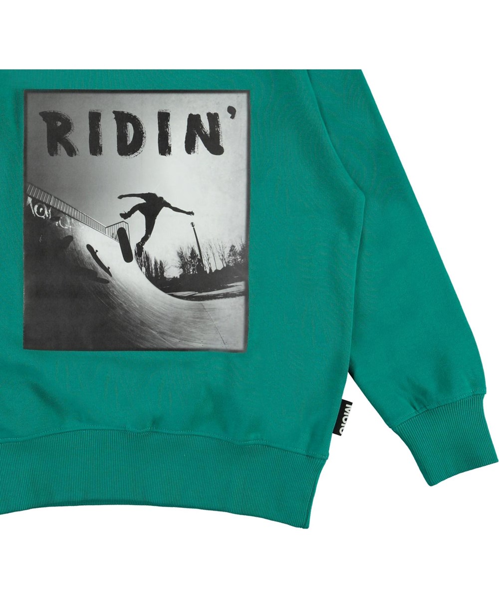 Mattis - Teal - Groene biologische sweater met skater print