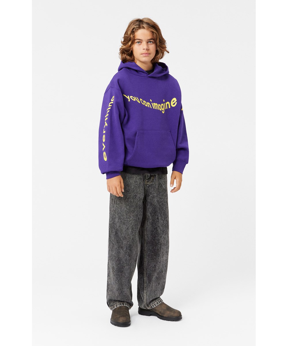 Maxx - Nightshade - Paarse hoodie in een oversized pasvorm met een tekst.