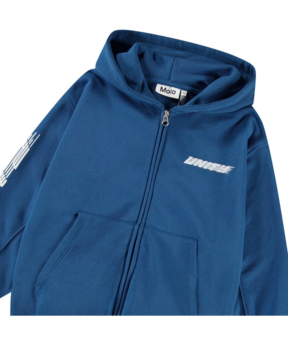 Mazz - Best Blue - Blauwe kinderhoodie van zacht biologisch katoen met rits en voorzakken en ribboord rond de mouwen en onderkant 
