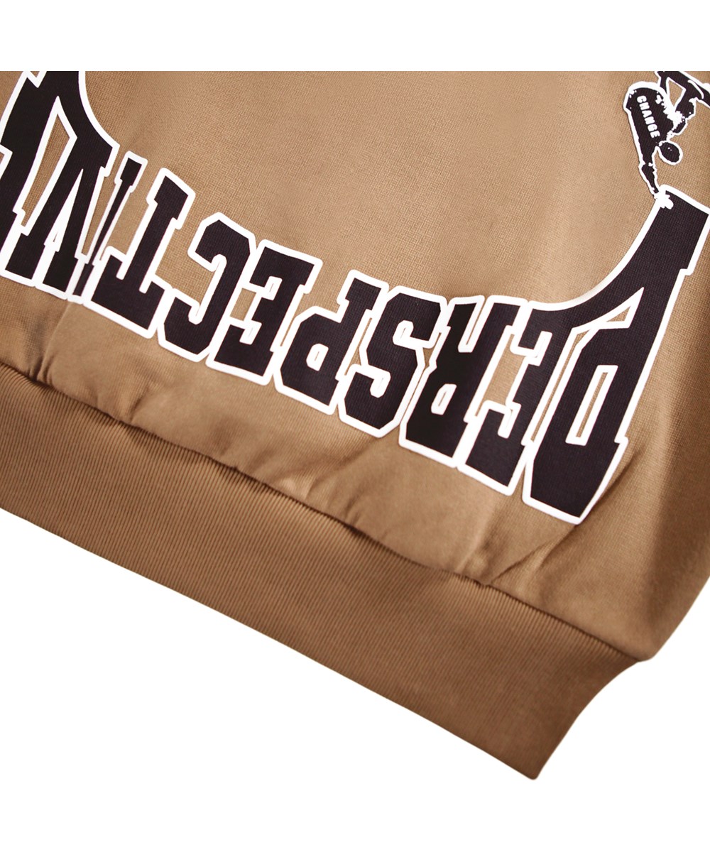 Mic - Fawn - Bruine kinderhoodie gemaakt van biologisch katoen met een zwart/witte skaterprint.