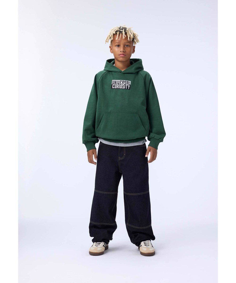 Mic - Pine Tree - Groene kinderhoodie gemaakt van biologisch katoen met een zwart/witte print met de tekst ''Universal Curiosity''.