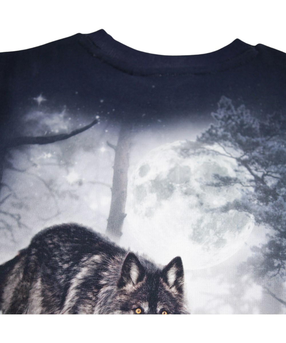 Miksi - Moonlit Wolves - Donkerblauwe kindersweater gemaakt van zacht biologisch katoen met een wolvenprint.
