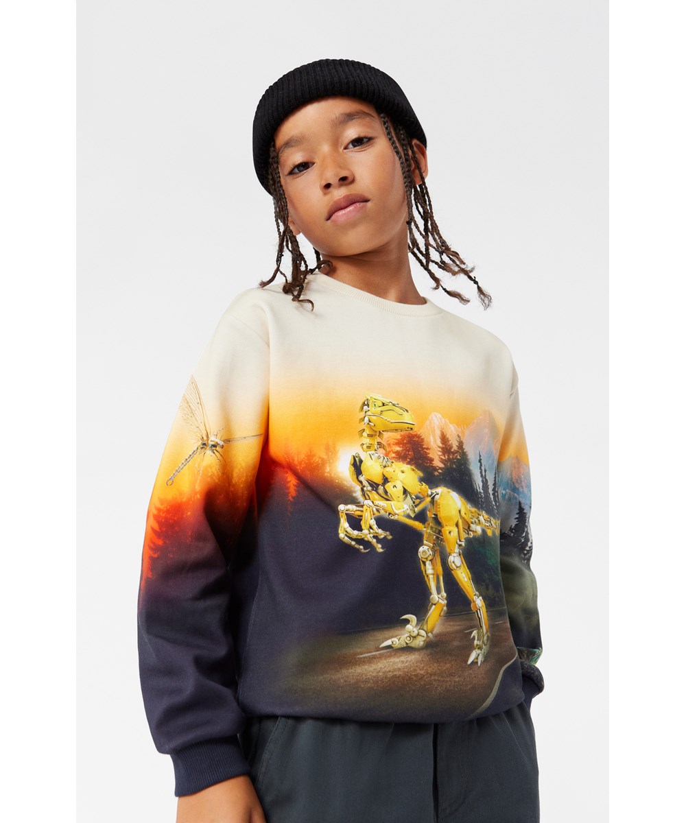 Miksi - Virtual World - Kleurrijke biologisch katoenen sweater met robot-dino print in een normale pasvorm.
