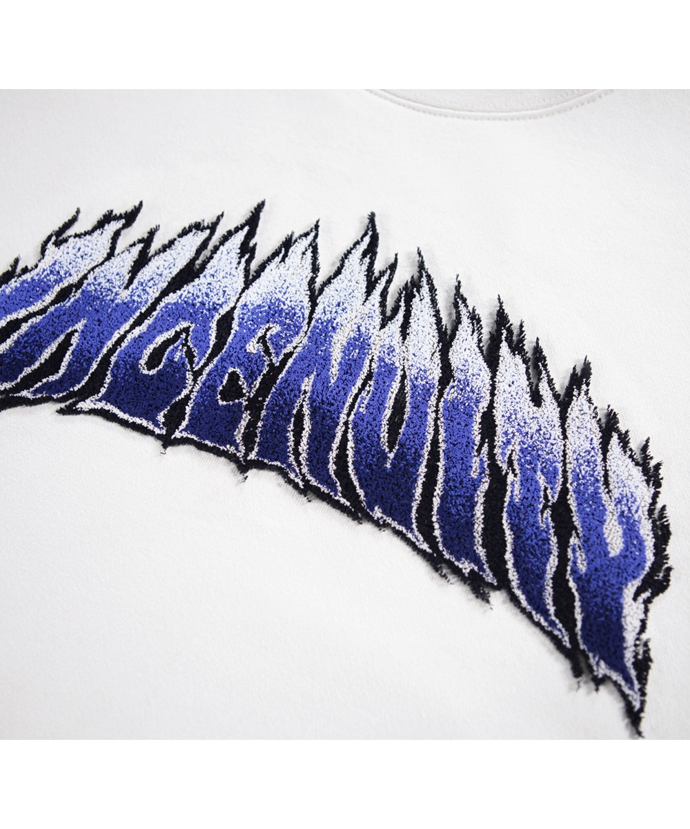 Monti -  Flaming Text - Gebroken witte kindersweater gemaakt van zacht biologisch katoen met pluizige borduursels.