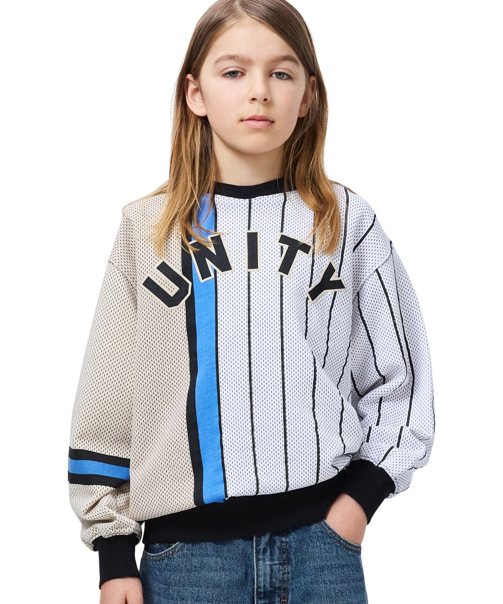 Monti - Basket Mash-Up - Witte en beige kindersweater met een print gemaakt van biologisch katoen 