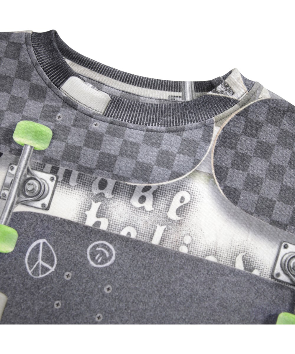 Monti - Board Wall - Grijze kindersweater gemaakt van zacht biologisch katoen met een print van skateboards.