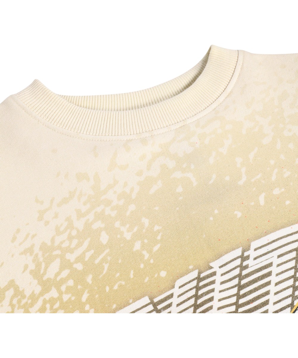 Monti - Car Race - Beige kindersweater met een print van een raceauto gemaakt van biologisch katoen 