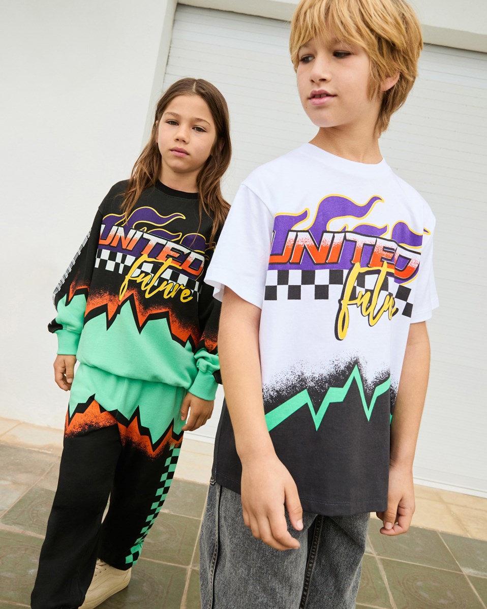 Monti - Future United - Zwarte en groene kindersweater van zacht biologisch katoen met print en ribboord rond de hals, mouwen en onderkant.