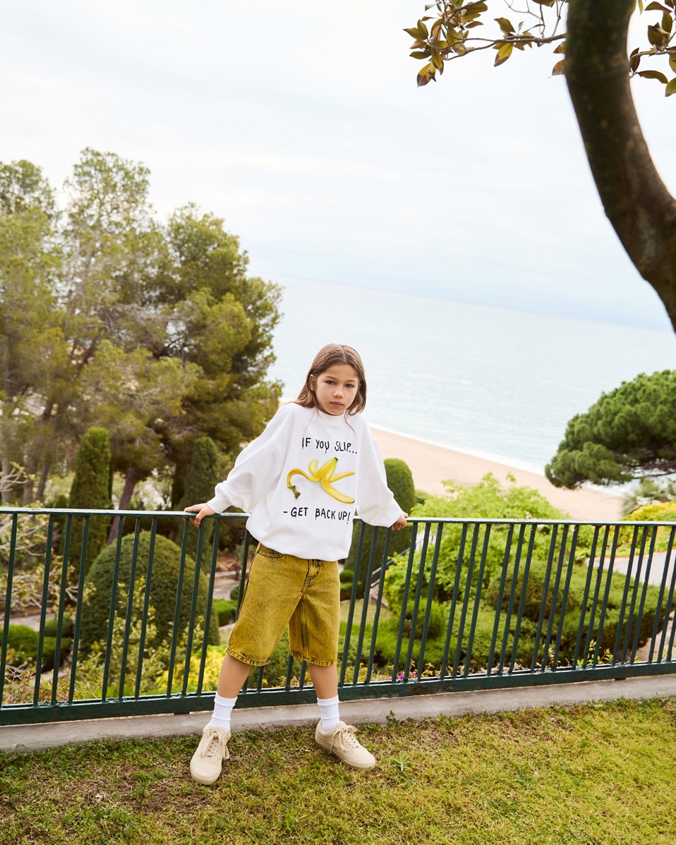 Monti - If You Slip___ - Witte kindersweater van zacht biologisch katoen met print en ribboord rond de hals, mouwen en onderkant.