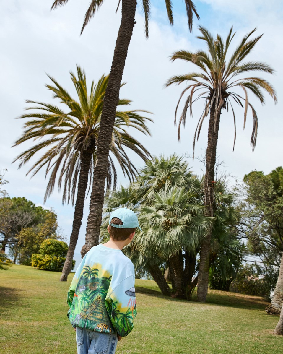 Monti - Jungle Visitors - Lichtblauwe kindersweater van zacht biologisch katoen met print en ribboord rond de hals, mouwen en onderkant.