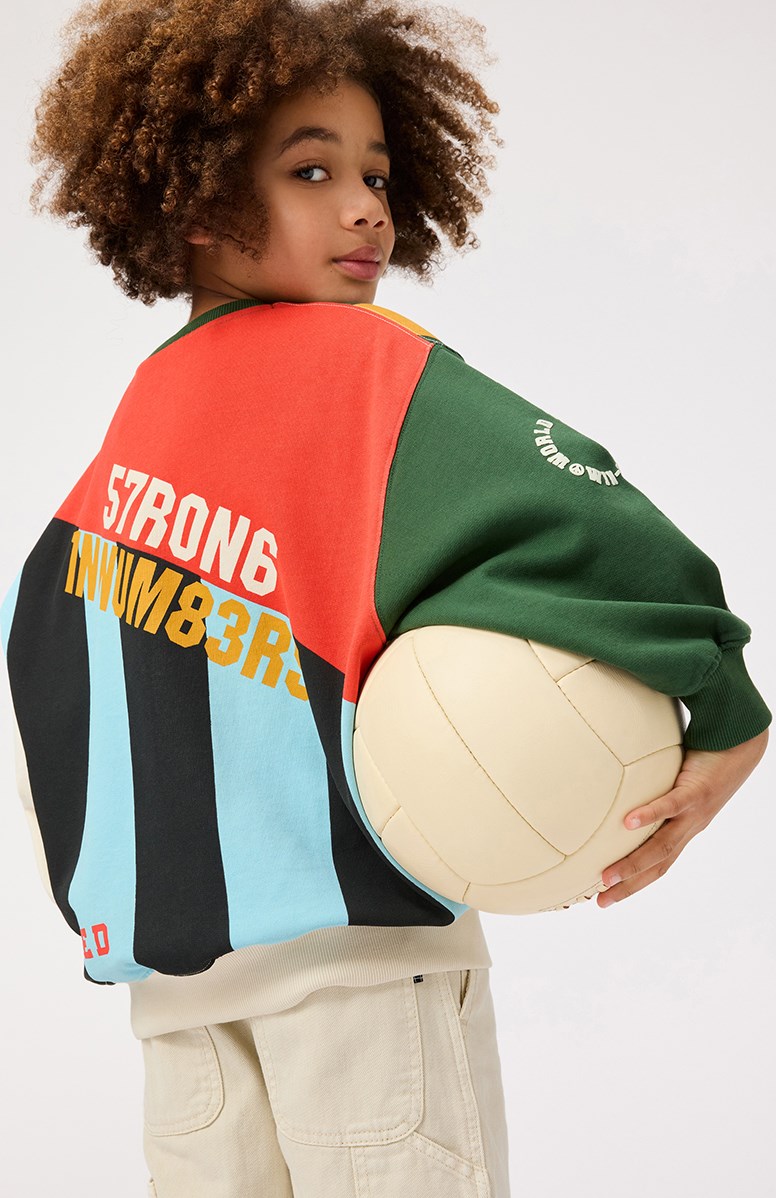 Monti - Mash Up - Kleurrijke kindersweater van zacht biologisch katoen met print en ribboord rond de hals, mouwen en onderkant.