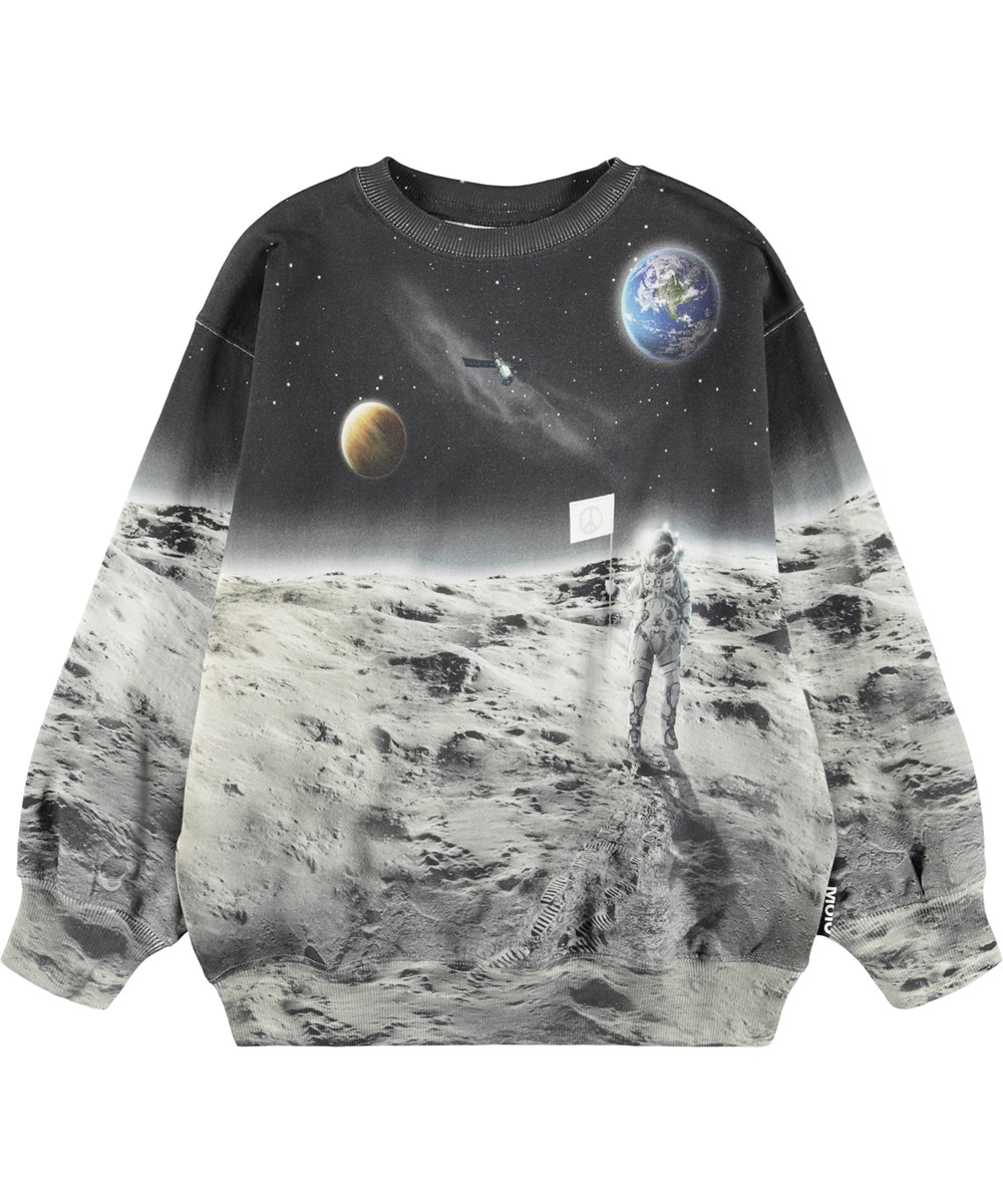 Monti - Moon Traveller - Kindersweater gemaakt van zacht biologisch katoen met een print van een astronaut op de maan.