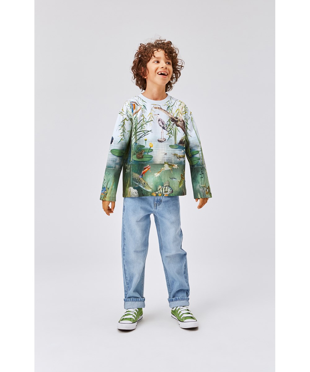 Mountoo - At The Pond - Biologische sweater met vijver en dierenprint