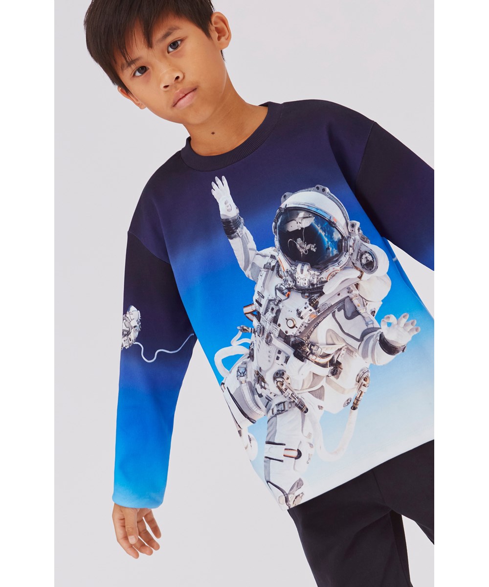 Mountoo - Space Walk - Blauwe sweater met astronaut print