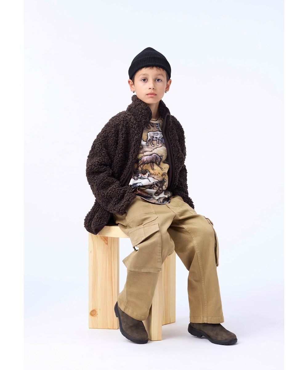 Ralphie - Cave Animals - Kinder t-shirt gemaakt van zacht biologisch katoen met print en een ribboord rond de hals.