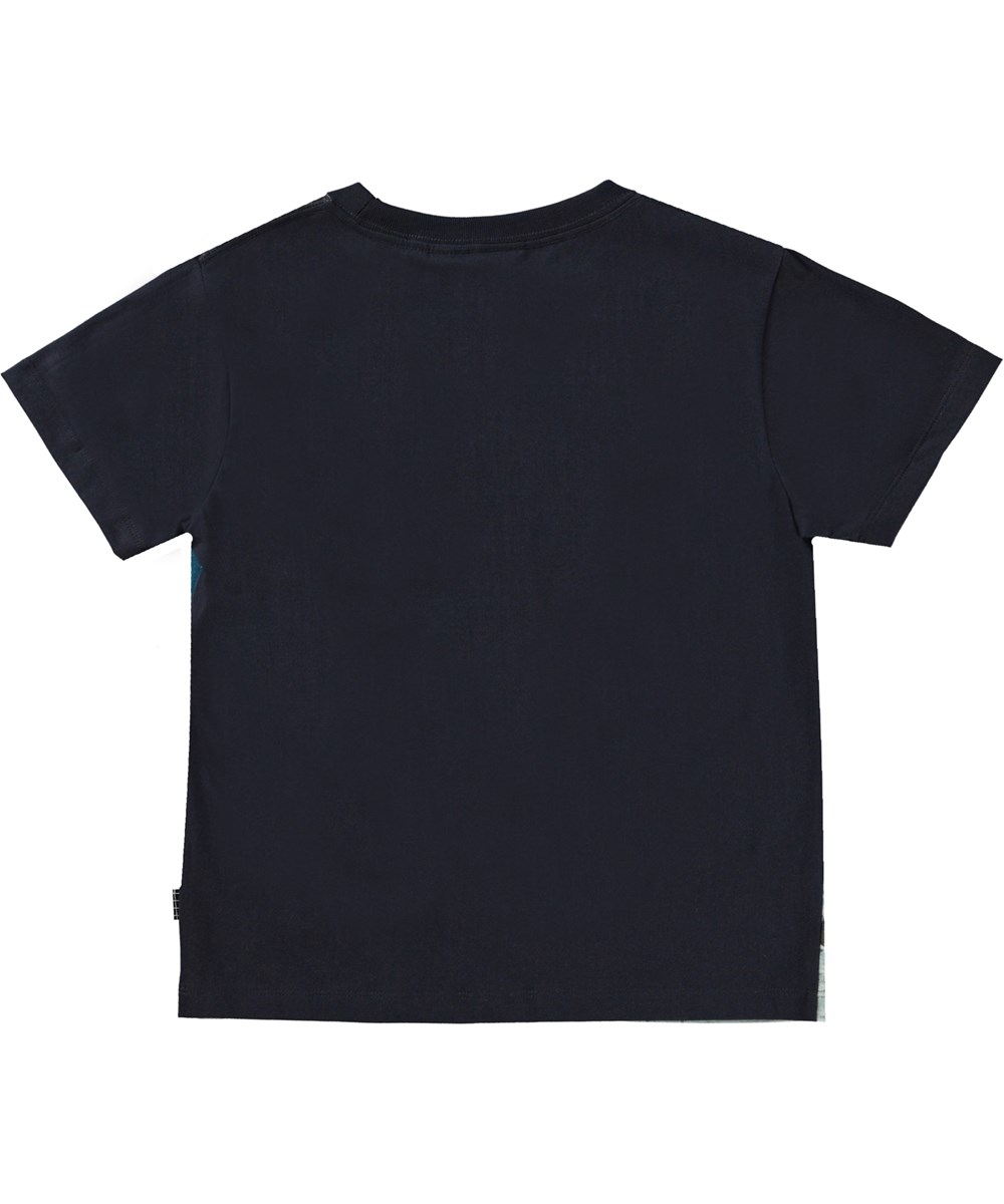 Rame - Sunset Surfer - Donkergekleurde t-shirt van biolgisch katoen met een print van surfplanken en palmbomen