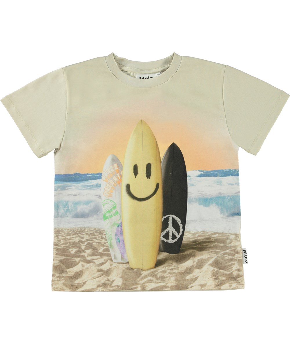 Rame - Surfboard Smile - Zandkleurige biologische t-shirt met een strand and surfplanken