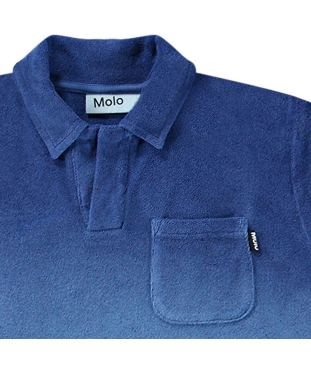 Randel - Mazarine Blue - Donkerblauw en lichtblauw kinderpolo van biologisch katoenen badstof met korte mouwen en kraag.