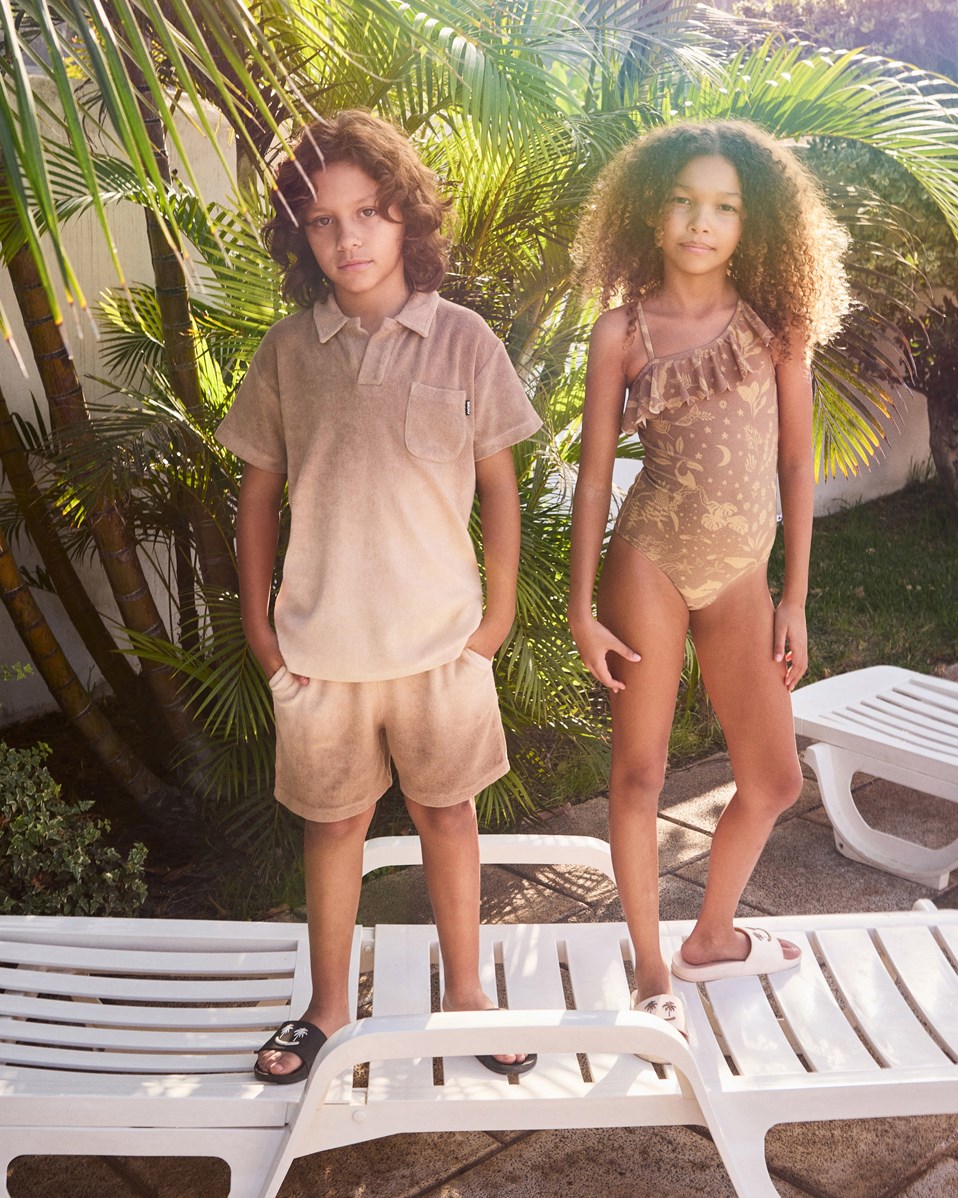 Randel - Sandalwood - Bruin en beige kinderpolo van biologisch katoenen badstof met korte mouwen en kraag.