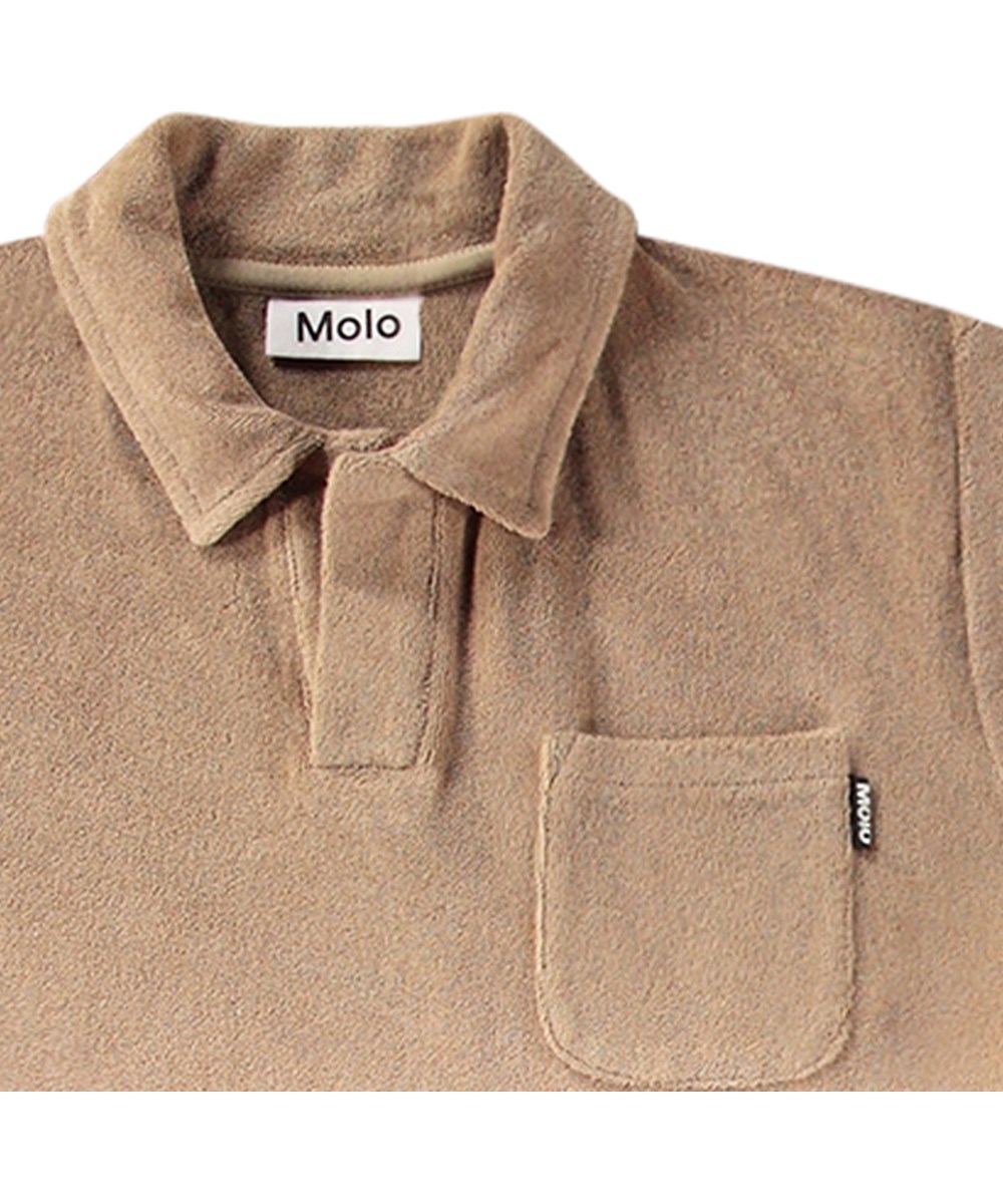 Randel - Sandalwood - Bruin en beige kinderpolo van biologisch katoenen badstof met korte mouwen en kraag.