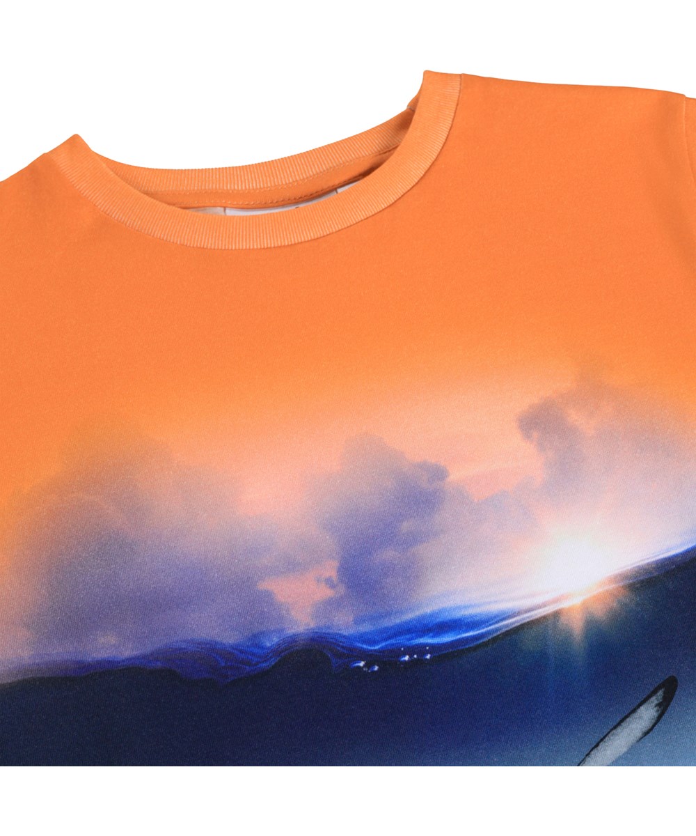 Raul - Into The Sunset - Oranje t-shirt voor kinderen gemaakt van biologisch katoen met print.