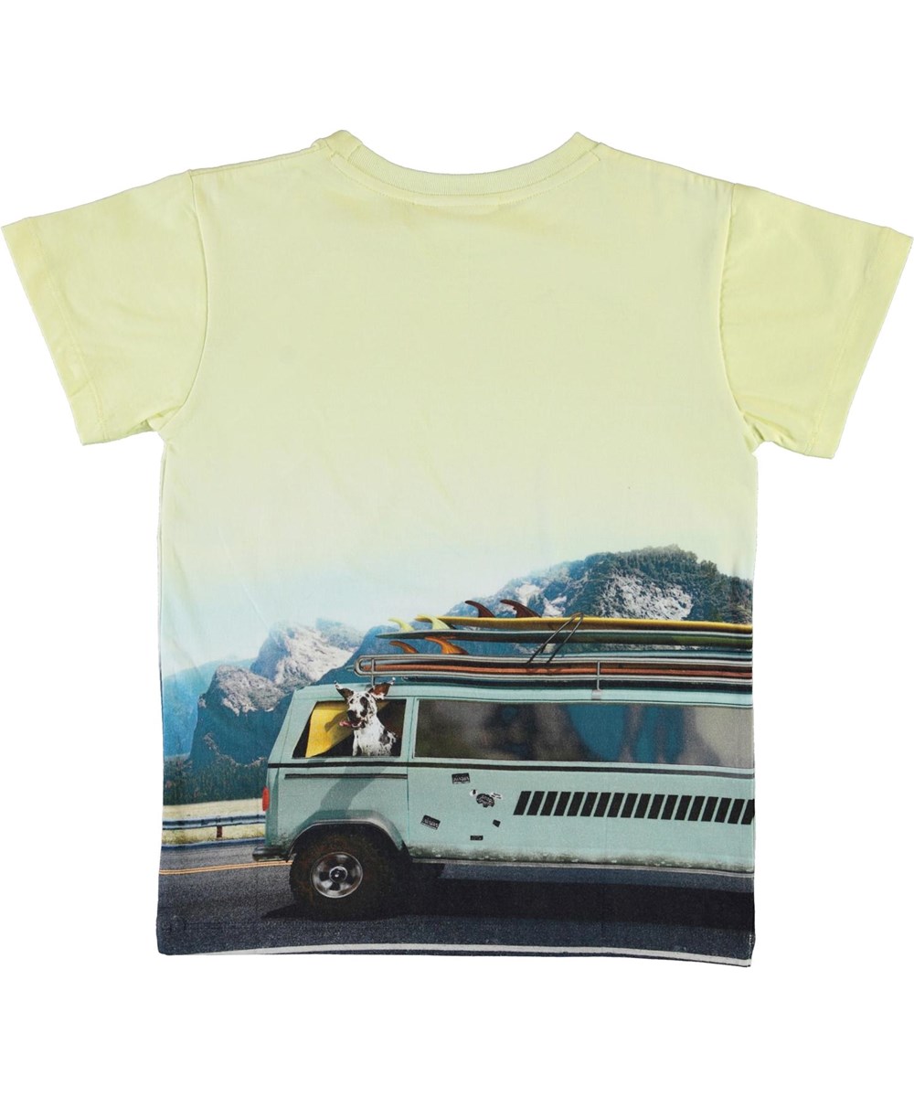 Raul - Road Trip - Lichtgele biologische t-shirt met een auto met surfplank