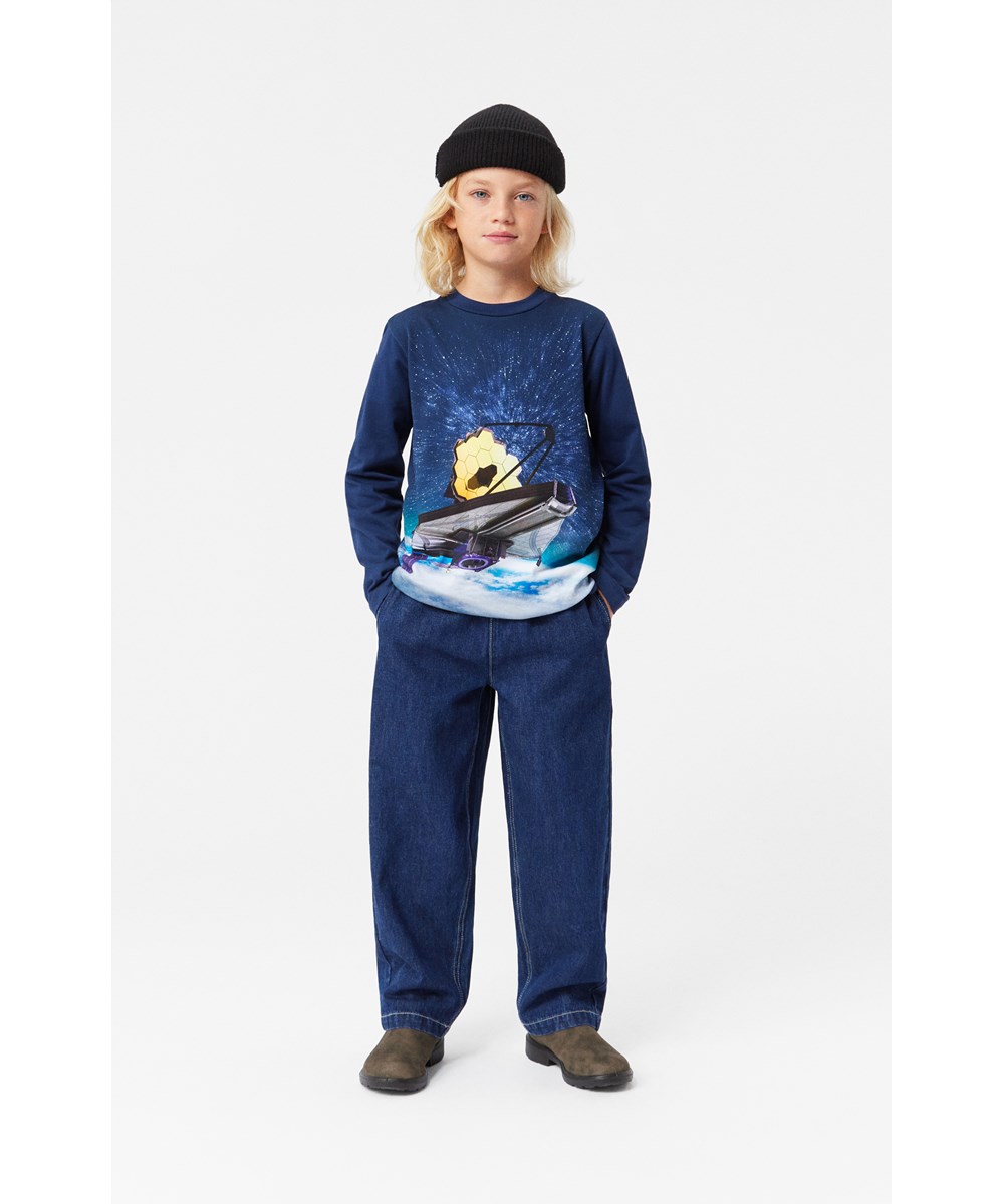 Reif - Telescope - Donkerblauwe biologisch katoenen longsleeve met  geribbelde zoom. Plaatsingsprint geïnspireerd door de James Webb-ruimtetelescoop.