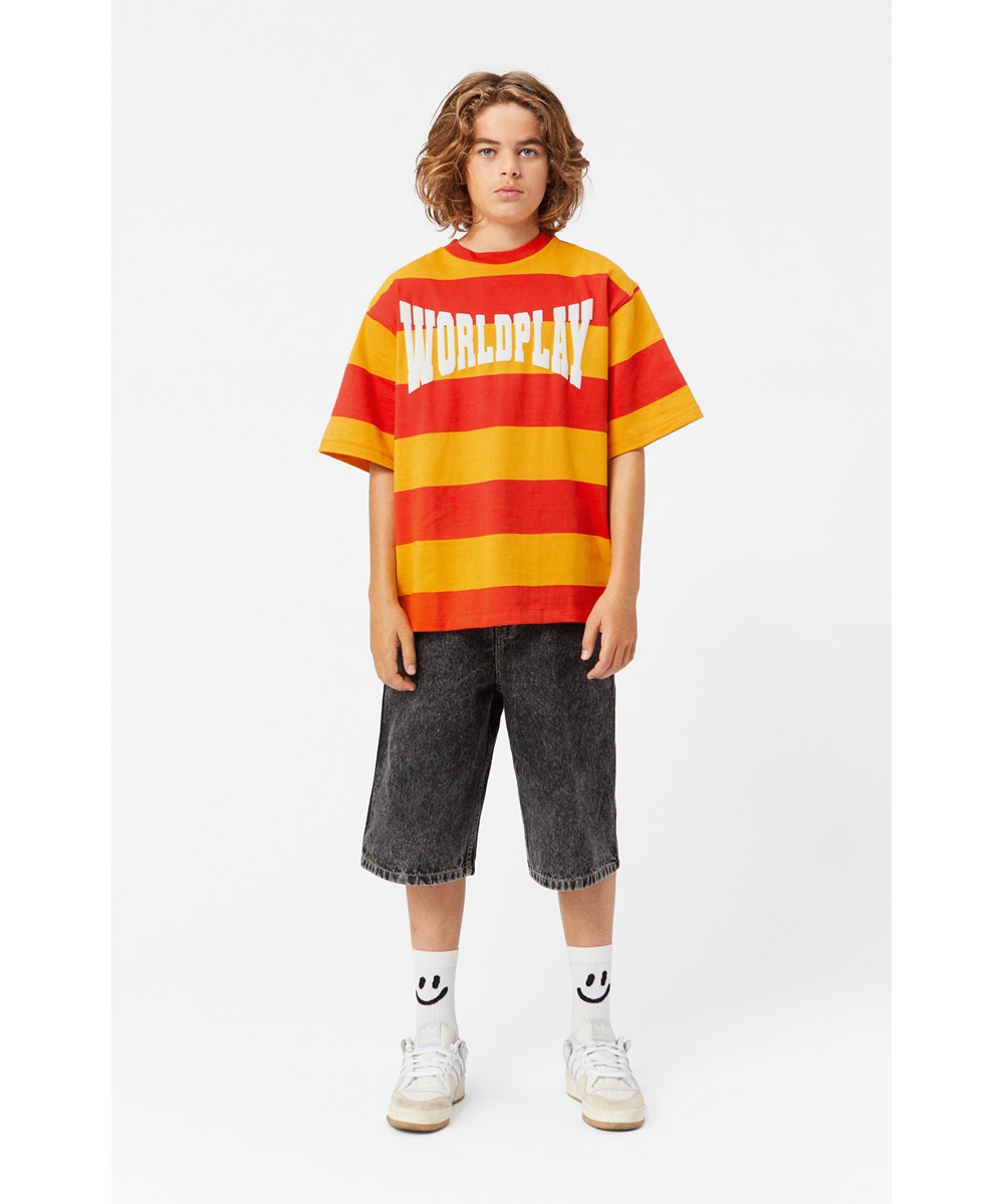 Renley - Brilliance Rush - Oversized rood en geel gestreept t-shirt met "World Play" print.