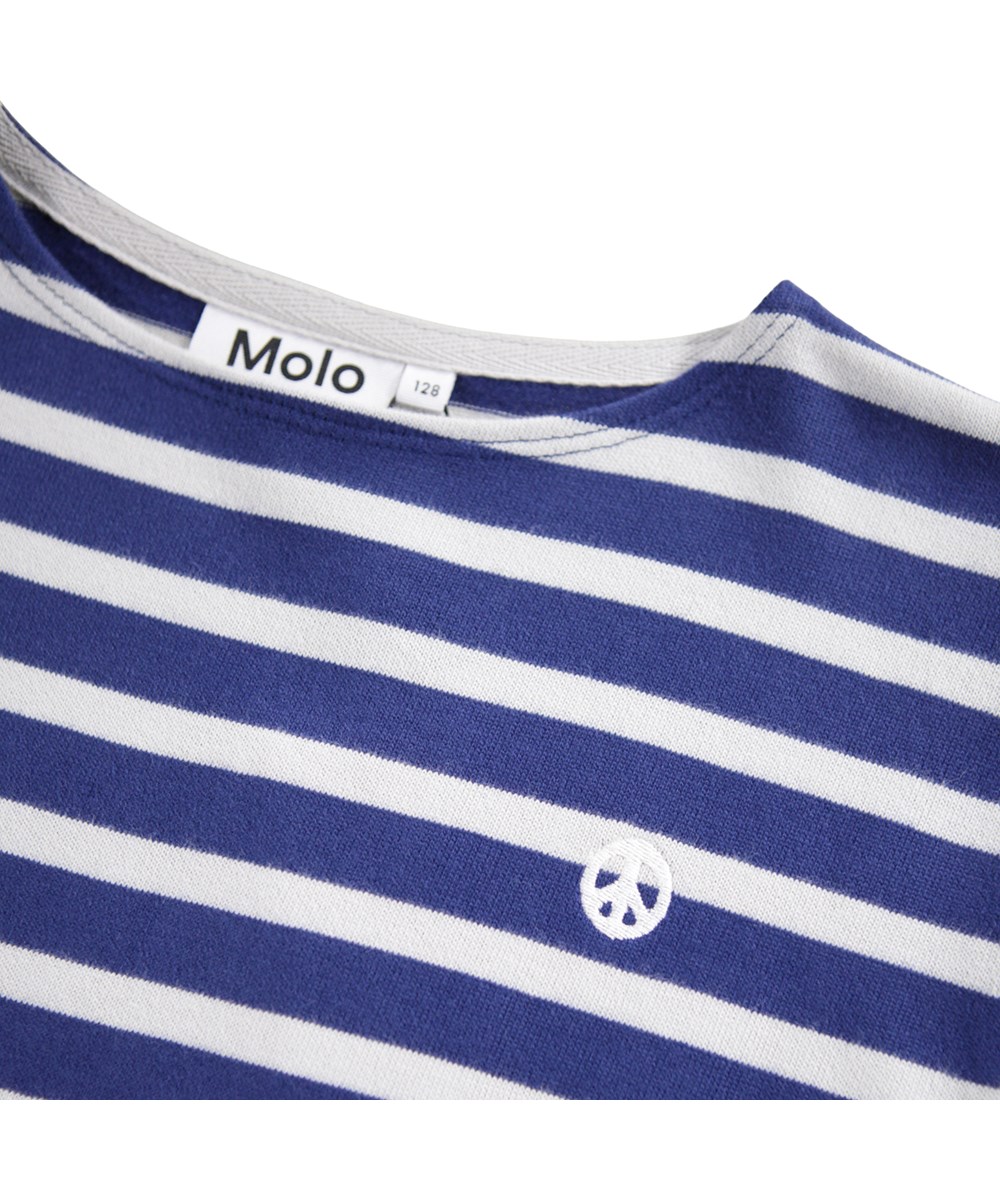 Rilder - Depth Stripe - Gestreepte blauw en witte longsleeve voor kinderen gemaakt van zacht biologisch katoen met een gevoerde kraag.