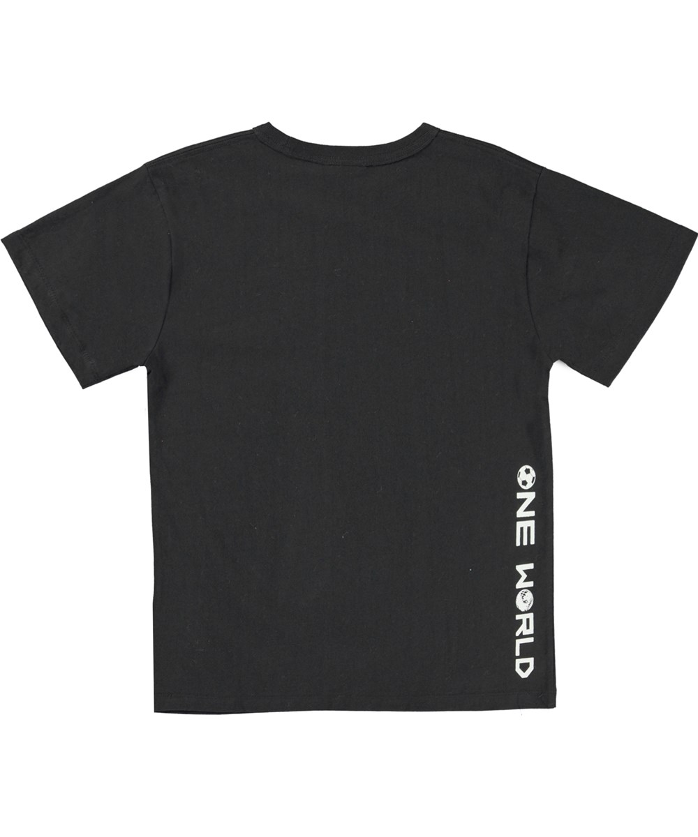 Riley - Black - Zwarte biologische t-shirt met voetbalprint