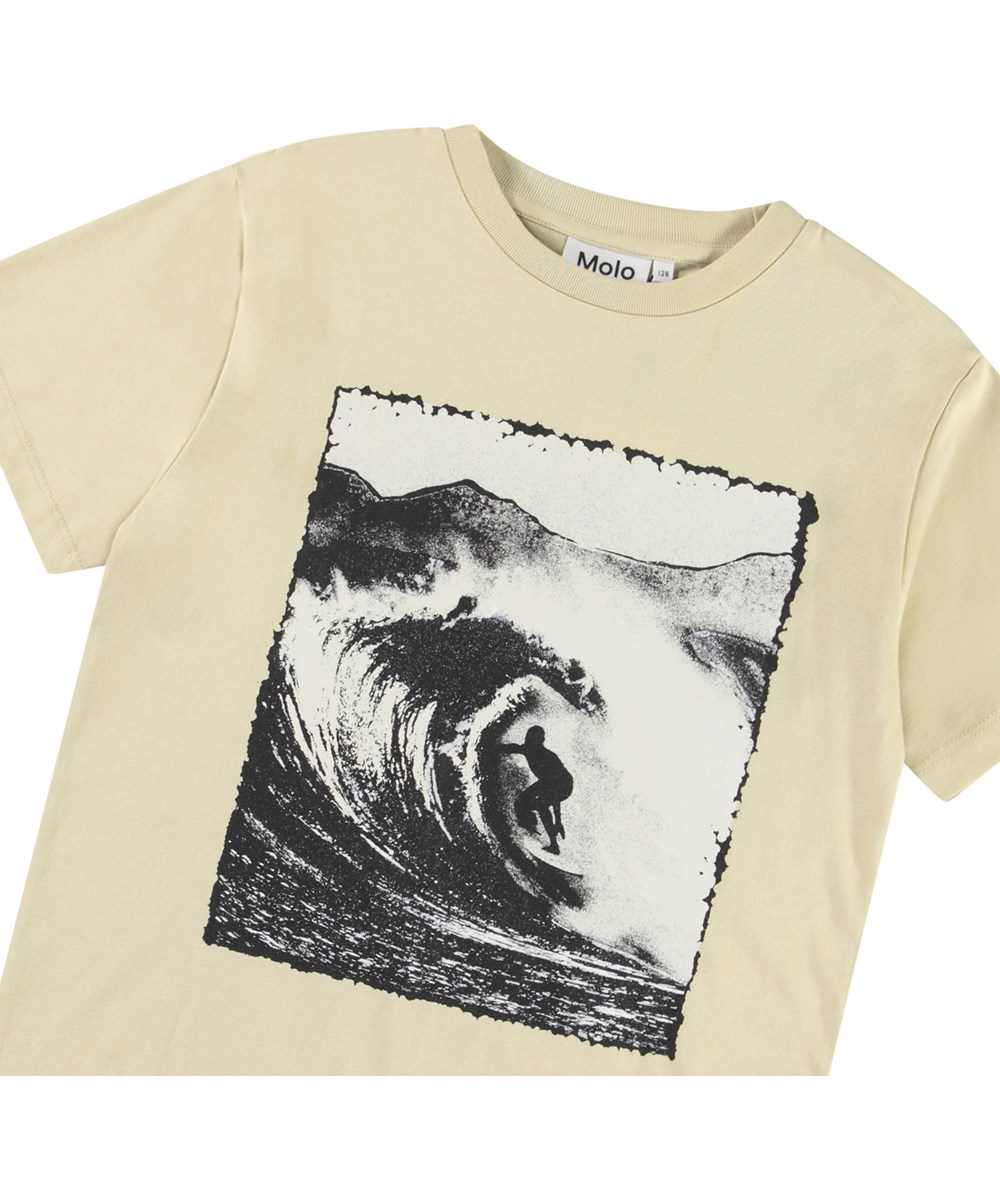 Riley - Alabaster - Beige kinder t-shirt met print  in zacht biologisch katoen met korte mouwen en ribboord rond de hals.