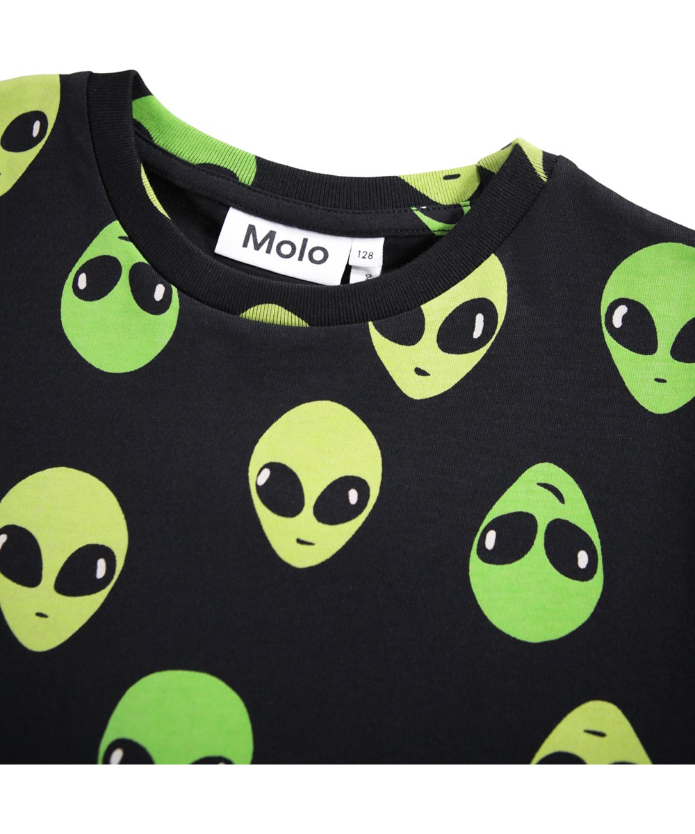 Riley - Alien Faces - Zwart kinder t-shirt gemaakt van zacht biologisch katoen met print en een ribboord rond de hals.