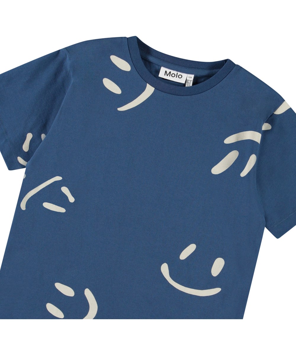 Riley - Big Smiles Blue - Blauw kinder t-shirt met print  in zacht biologisch katoen met korte mouwen en ribboord rond de hals.