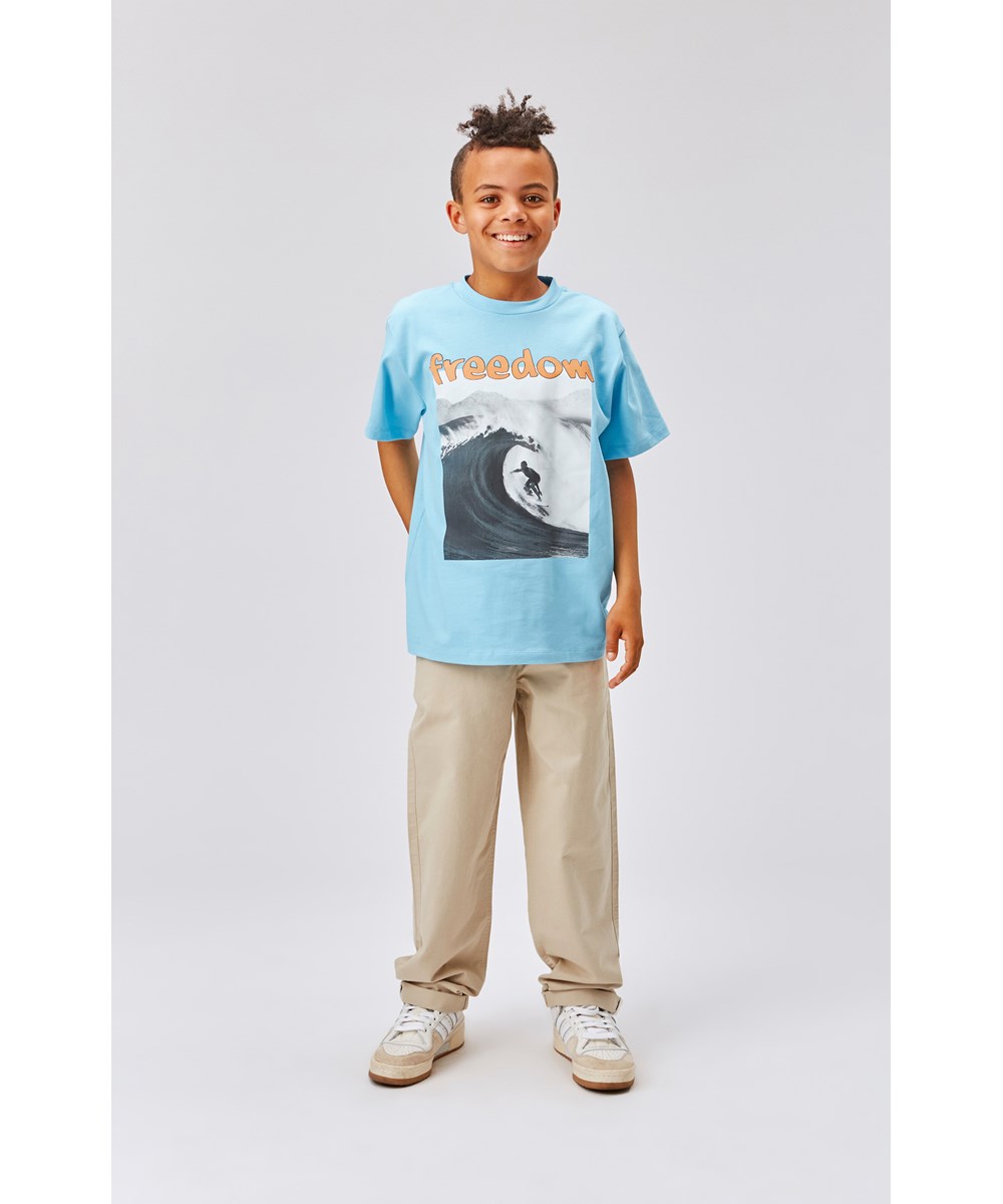 Riley - Blue Grotto - Blauwe biologische t-shirt met surfprint