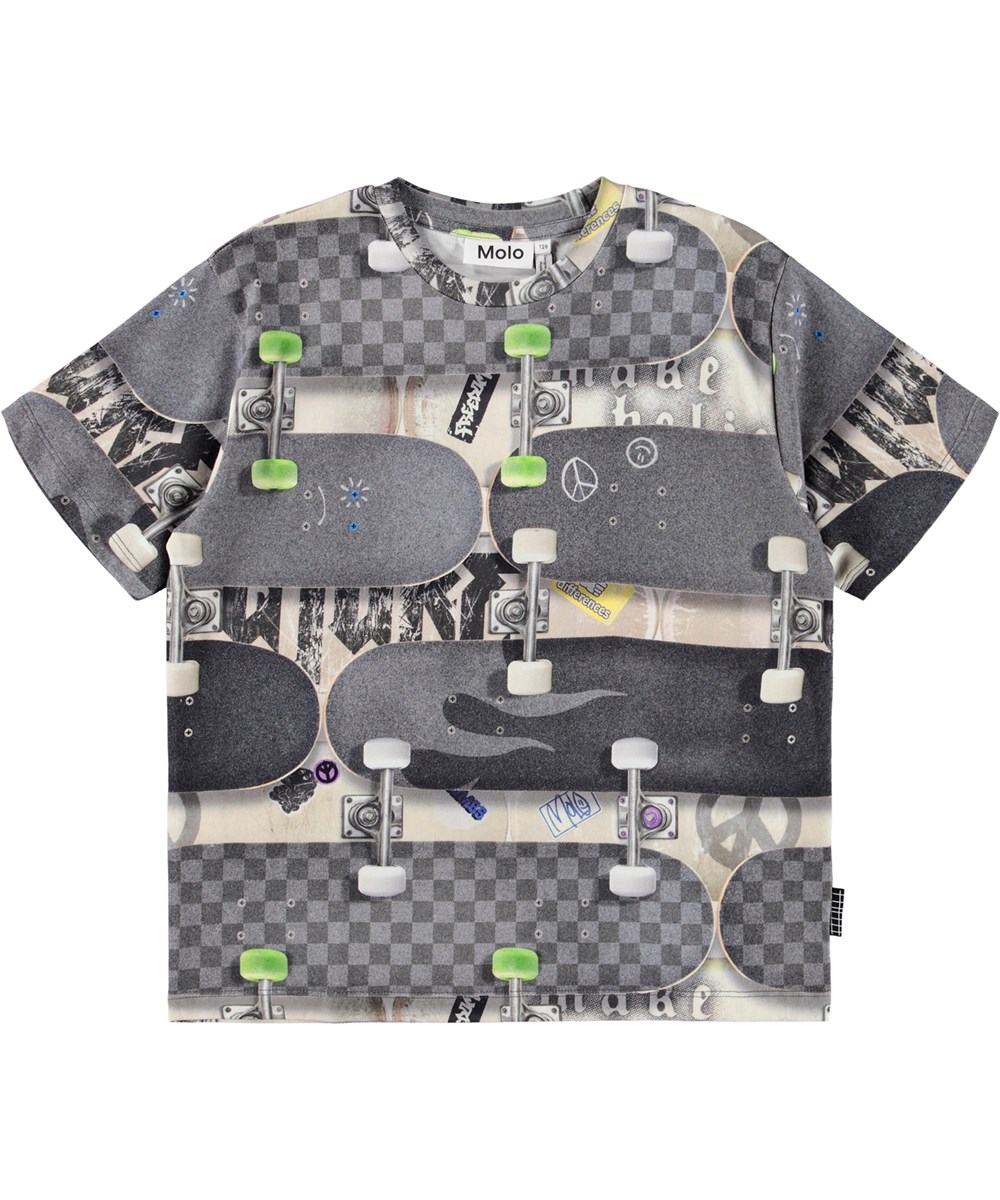 Riley - Board Wall - Blauw kinder t-shirt gemaakt van zacht biologisch katoen met print en een ribboord rond de hals.