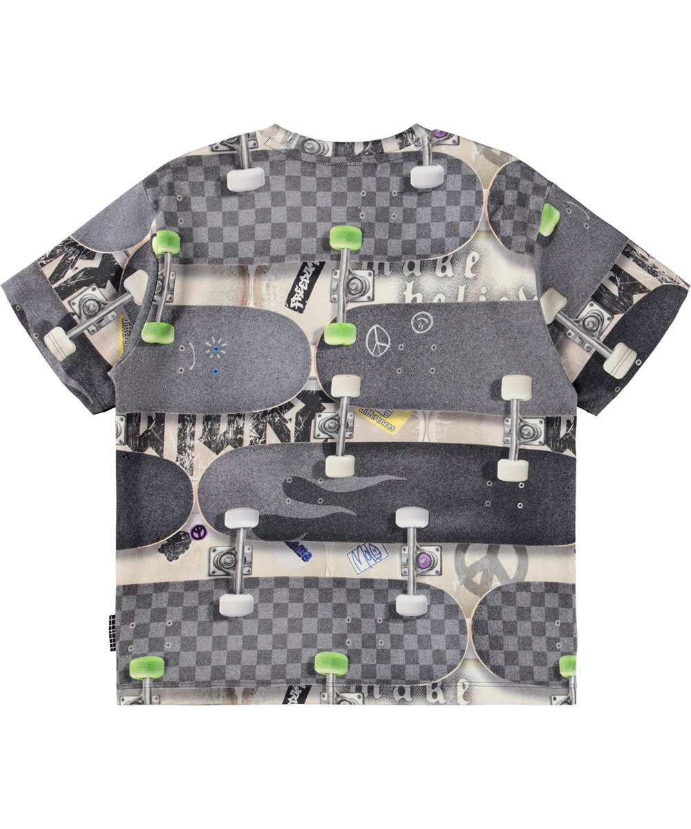 Riley - Board Wall - Blauw kinder t-shirt gemaakt van zacht biologisch katoen met print en een ribboord rond de hals.