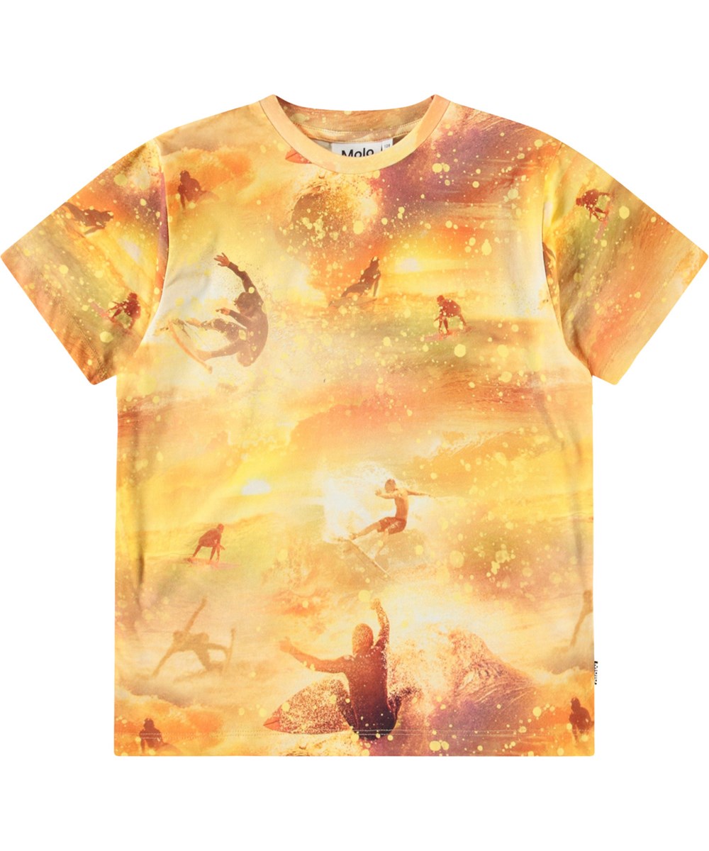 Riley - Golden Surfers - Geel en oranje kinder t-shirt met print  in zacht biologisch katoen met korte mouwen en ribboord rond de hals.