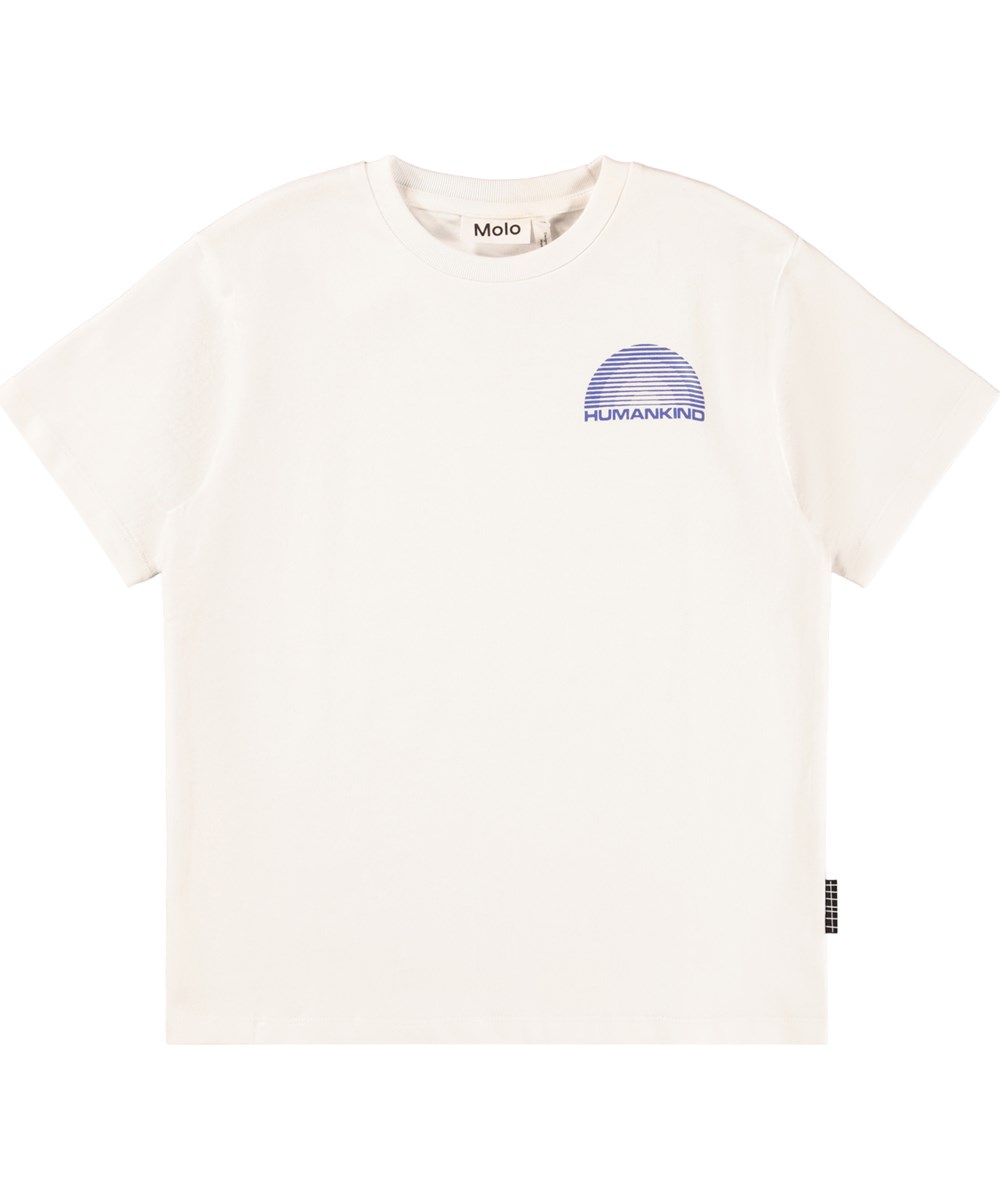 Riley - Humankind - Wit kinder t-shirt gemaakt van zacht biologisch katoen met een ribboord rond de hals en een print van een blauwe regenboog met de tekst ''Humankind''.