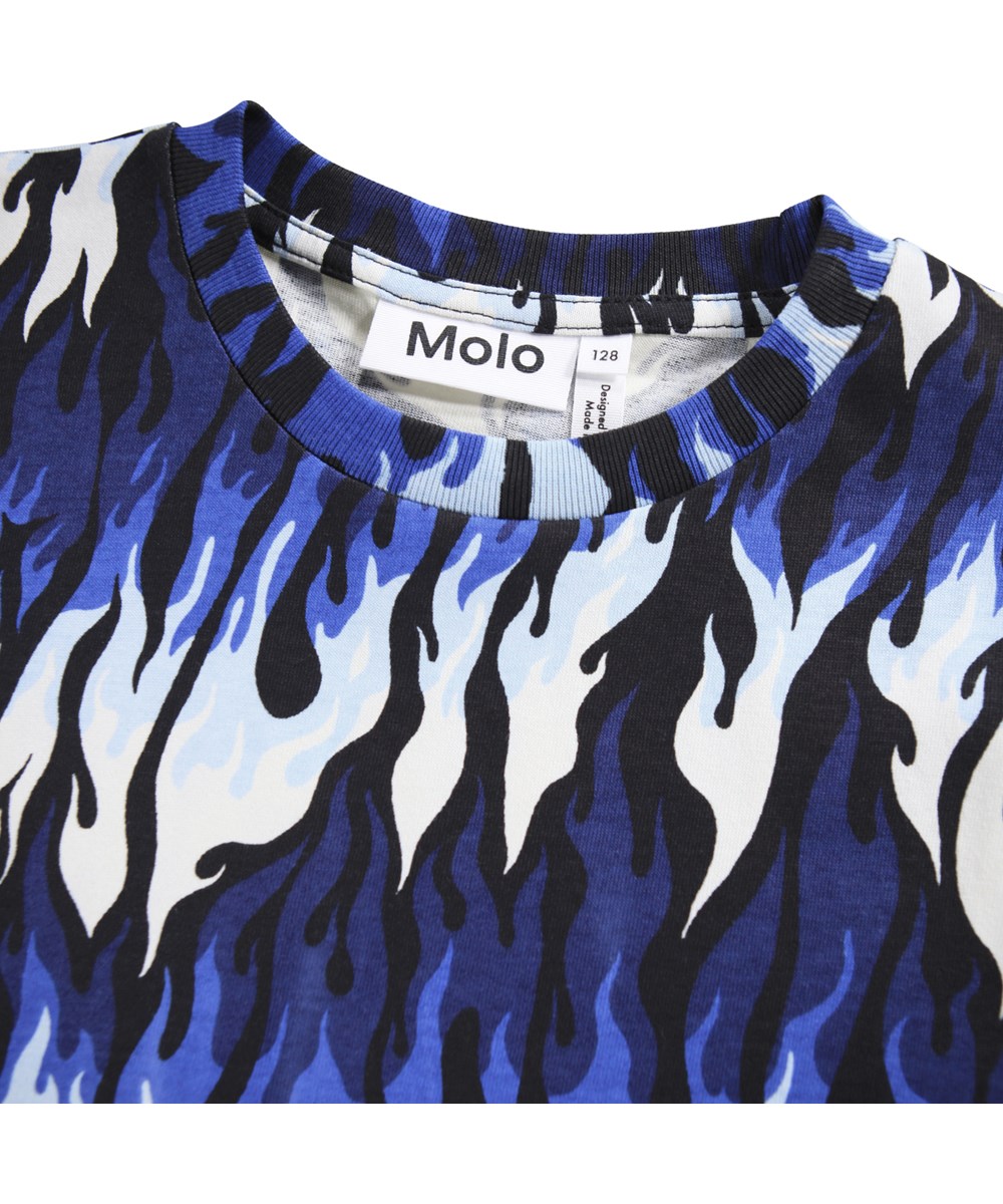 Riley - Ingenuity Cool - Blauw en wit kinder t-shirt gemaakt van zacht biologisch katoen met vlammenprint en een ribboord rond de hals