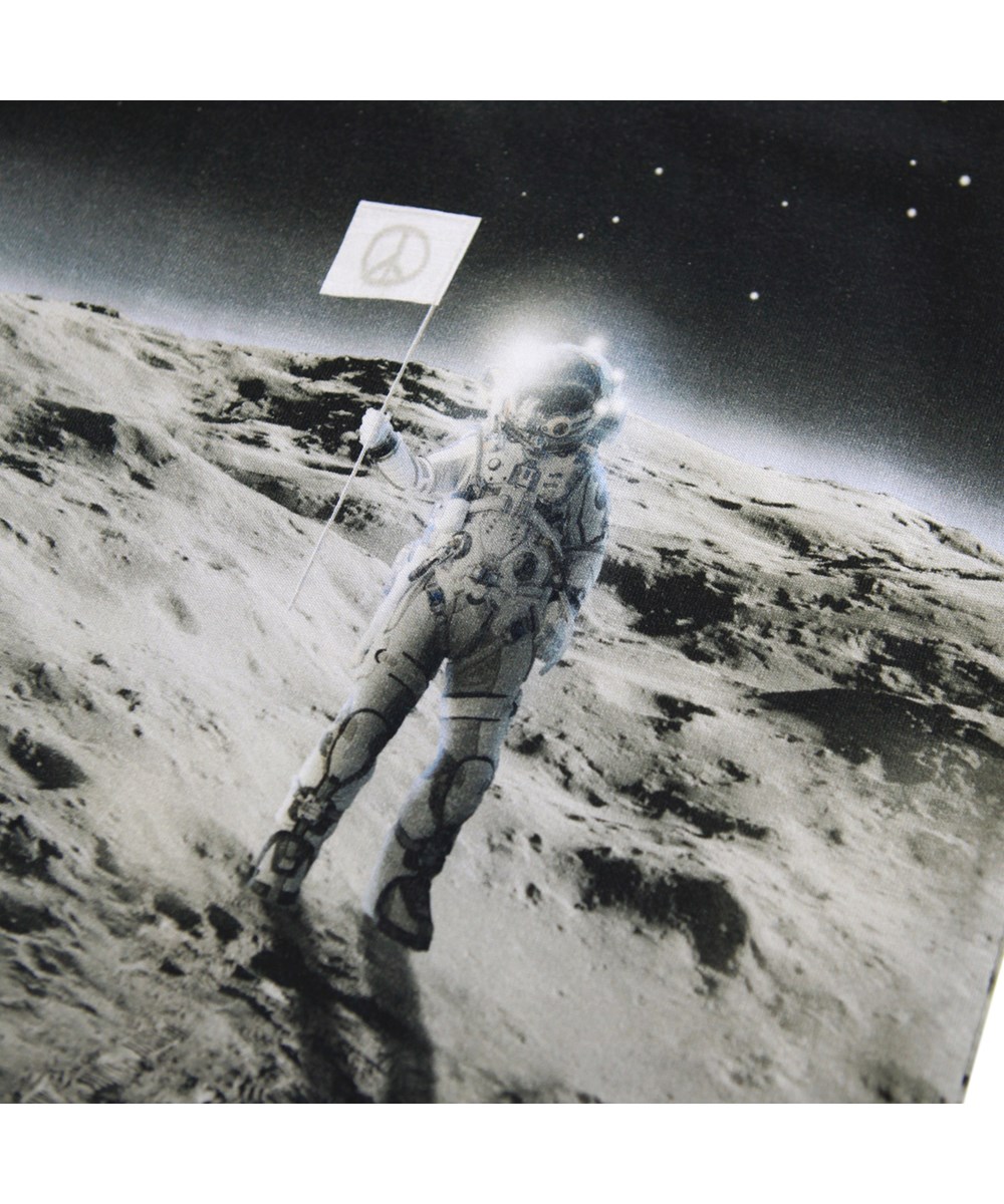 Riley - Moon Traveller - Zwart kinder t-shirt gemaakt van zacht biologisch katoen met print en een ribboord ronde de hals.