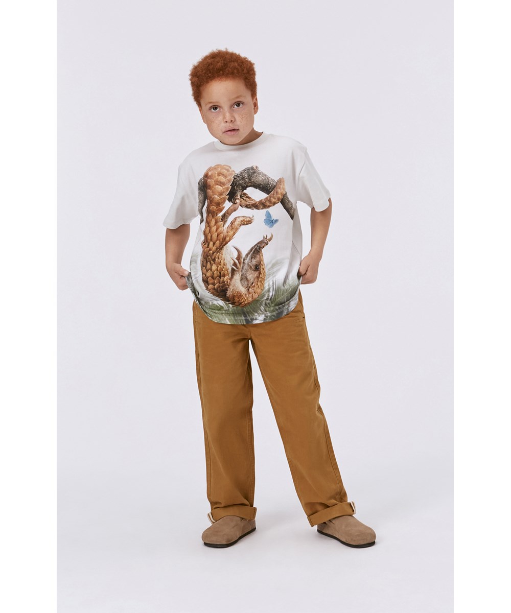 Riley - Pangolin - Witte biologische t-shirt met een schubdierprint