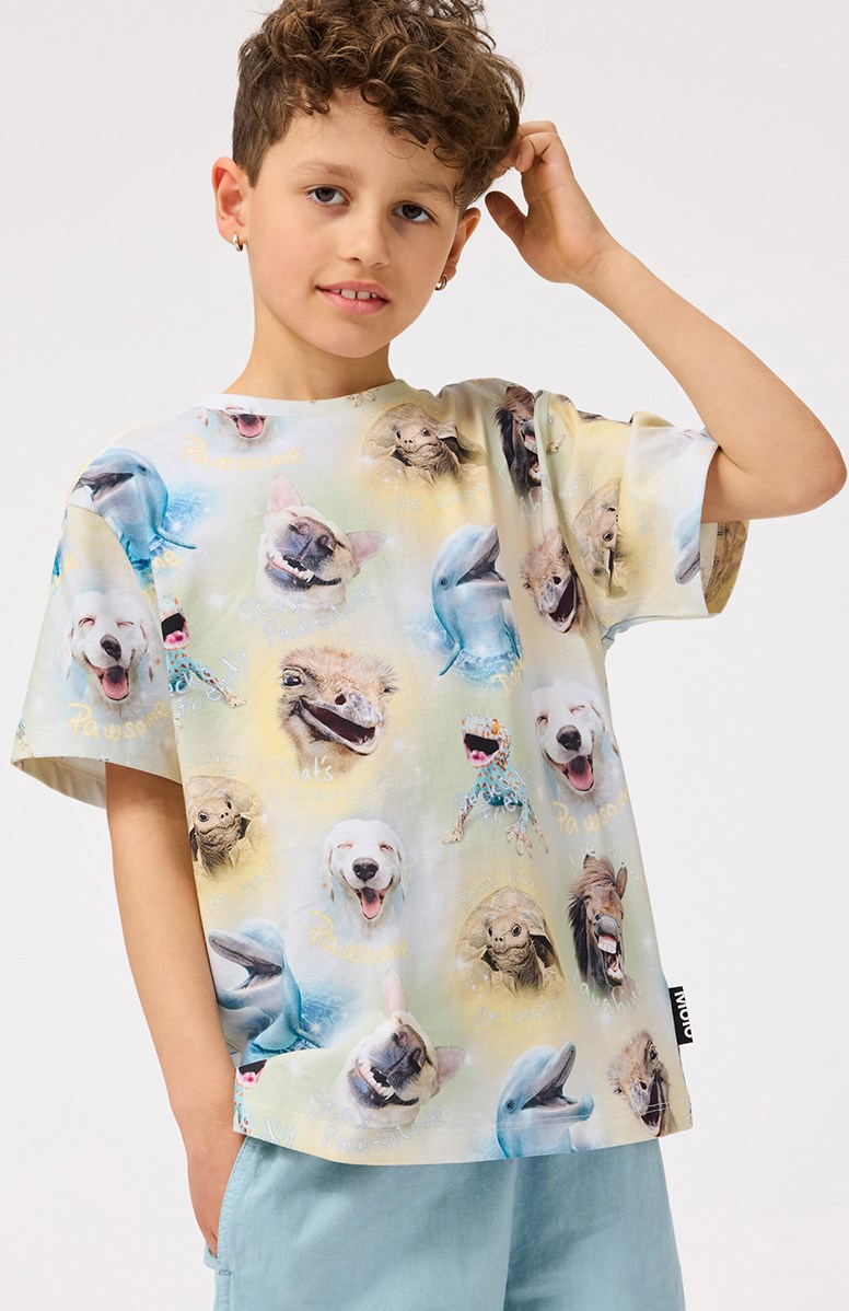 Riley - Smiling Animals - Beige en lichtgrijze kinder t-shirt met  print in zacht biologisch katoen met korte mouwen en ribboord rond de hals 