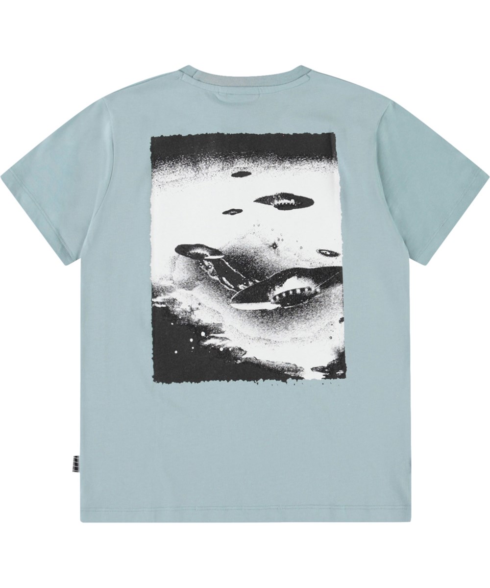 Riley - Ufos Graphic - Lichtblauw kinder t-shirt met print  in zacht biologisch katoen met korte mouwen en ribboord rond de hals.