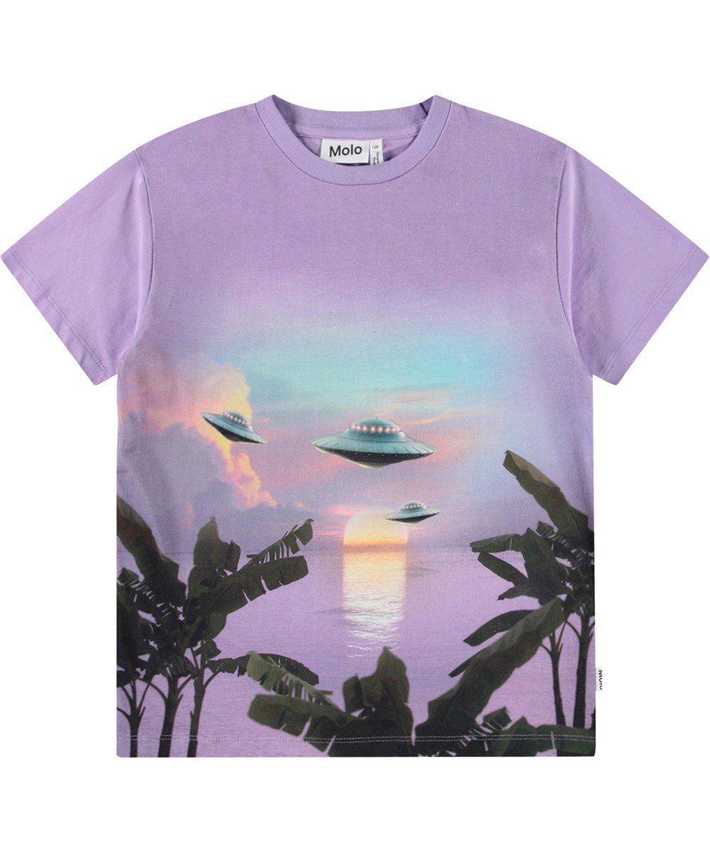 Riley - Visitors Violet - Paars kinder t-shirt met  print in zacht biologisch katoen met korte mouwen en ribboord rond de hals