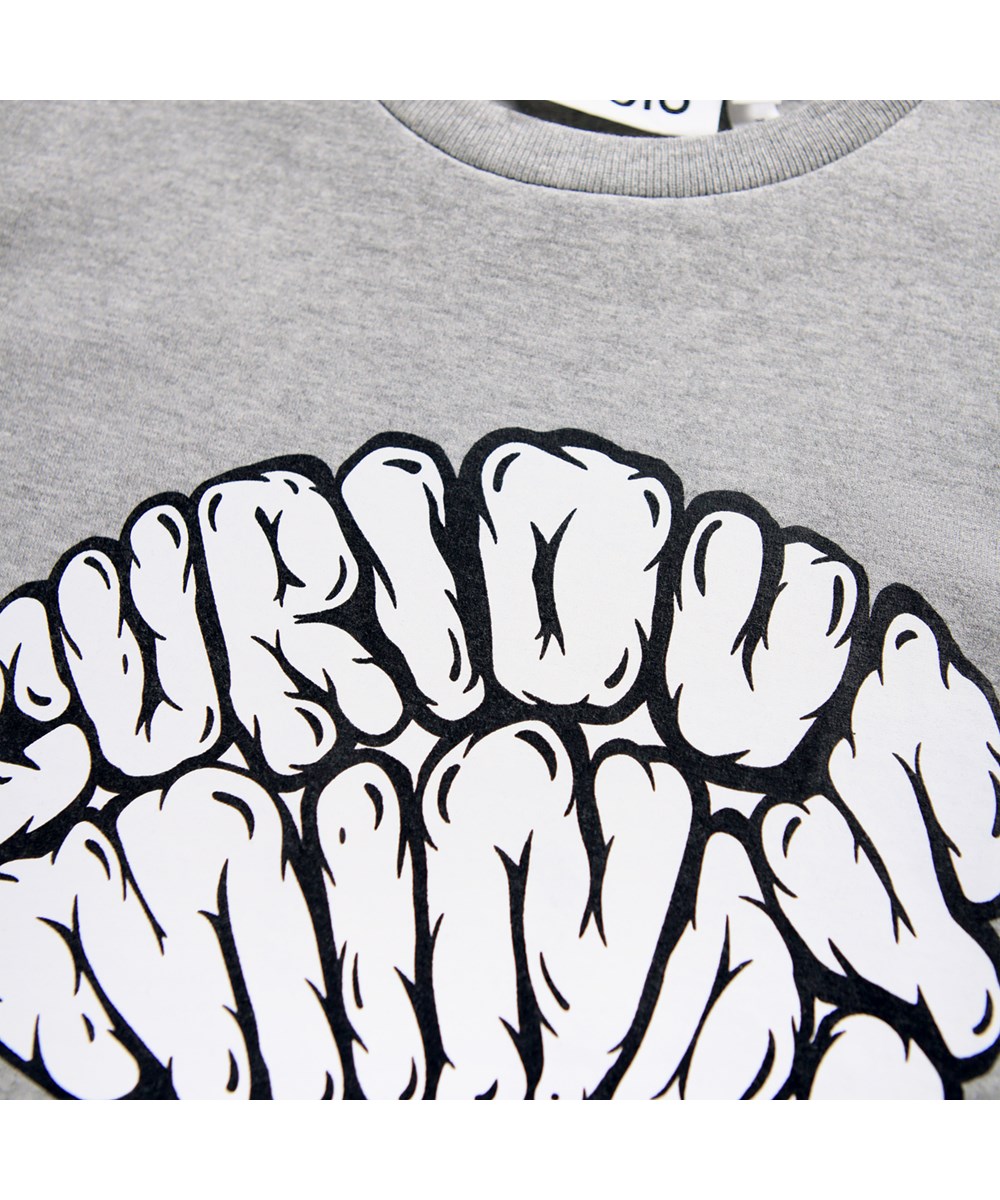 Riley - Grey Melange - Grijs gemêleerd kinder t-shirt gemaakt van zacht biologisch katoen met een print en een ribboord rond de hals