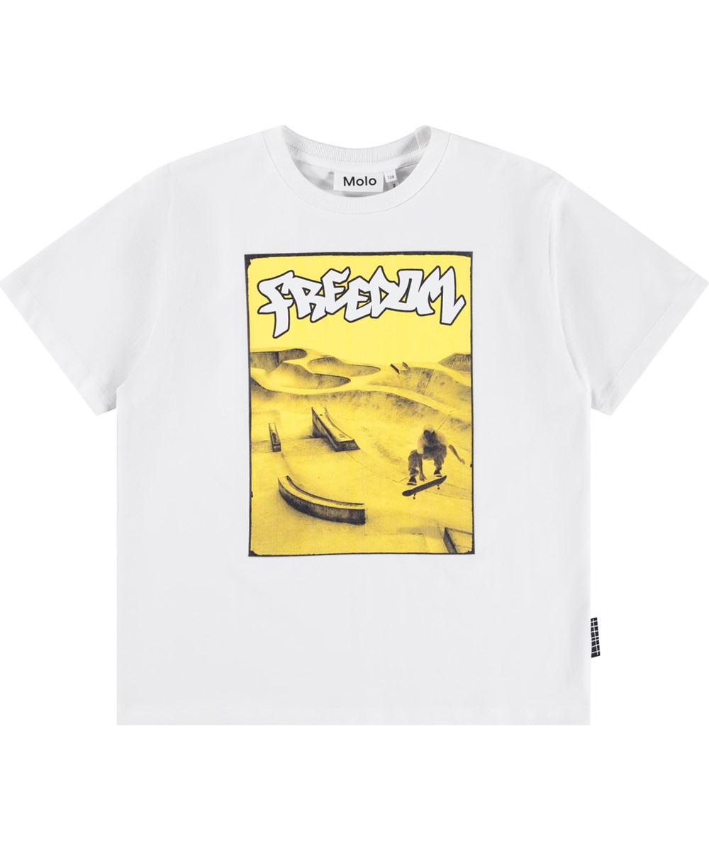 Riley - Yellow Skate - Wit kinder t-shirt gemaakt van zacht biologisch katoen met een print en een ribboord rond de hals.